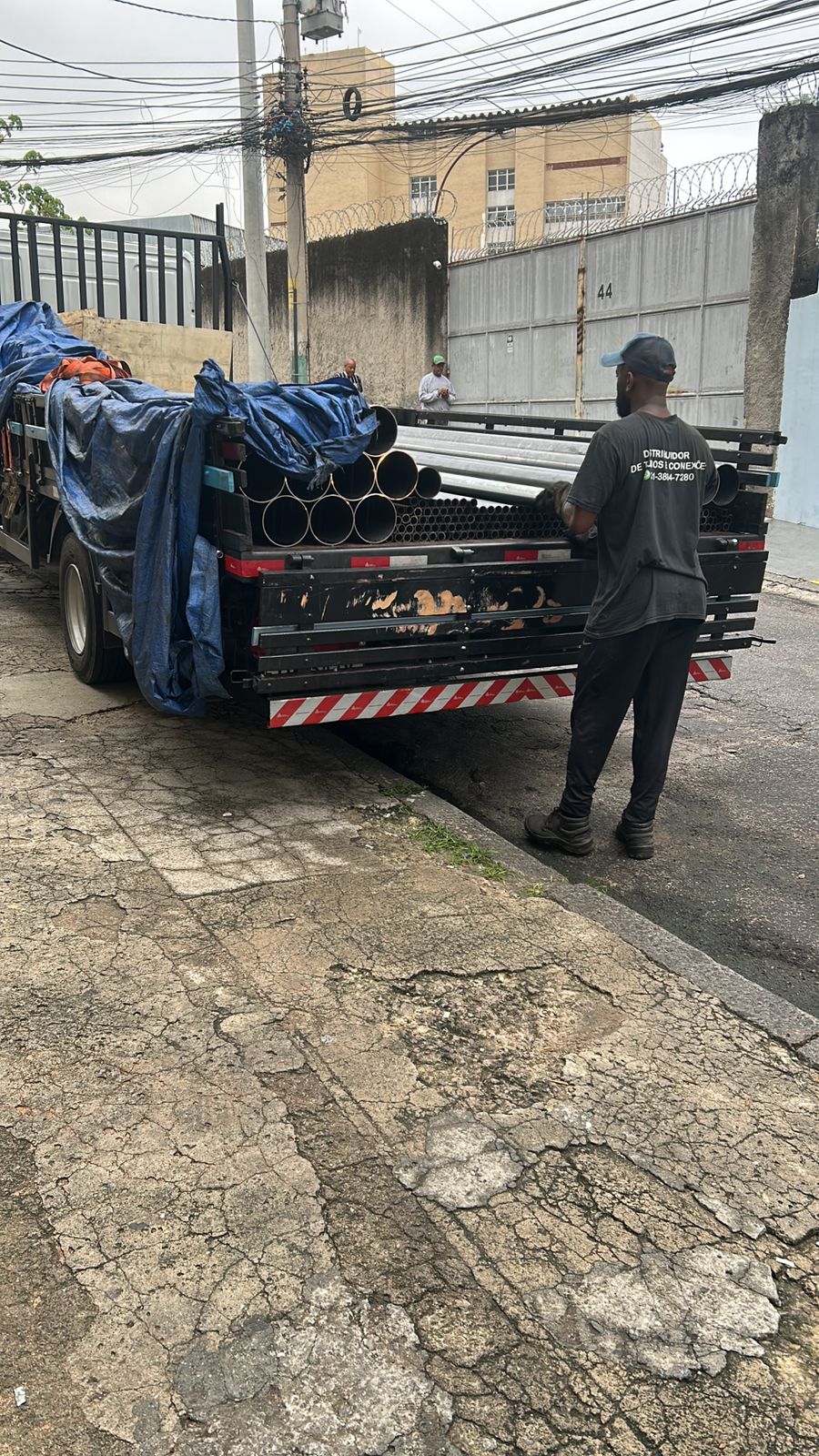 TRANSPORTE DOS CANOS DA OBRA - DA PAZ